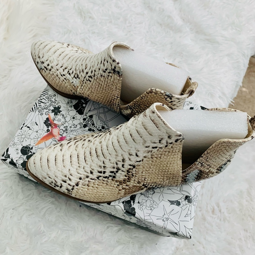 Chinese Laundry Snake print booties